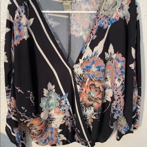 ~EUC~Flying Tomato - 7-Day Summer Sale!Wrap Style Crop Bell Sleeve ~ SZ M